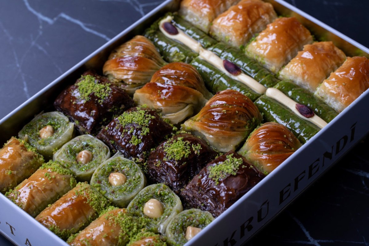 Sukru Efendi 1935 | Special Turkish Baklava with Pistachio in Gift Metal Box - TryAladdin