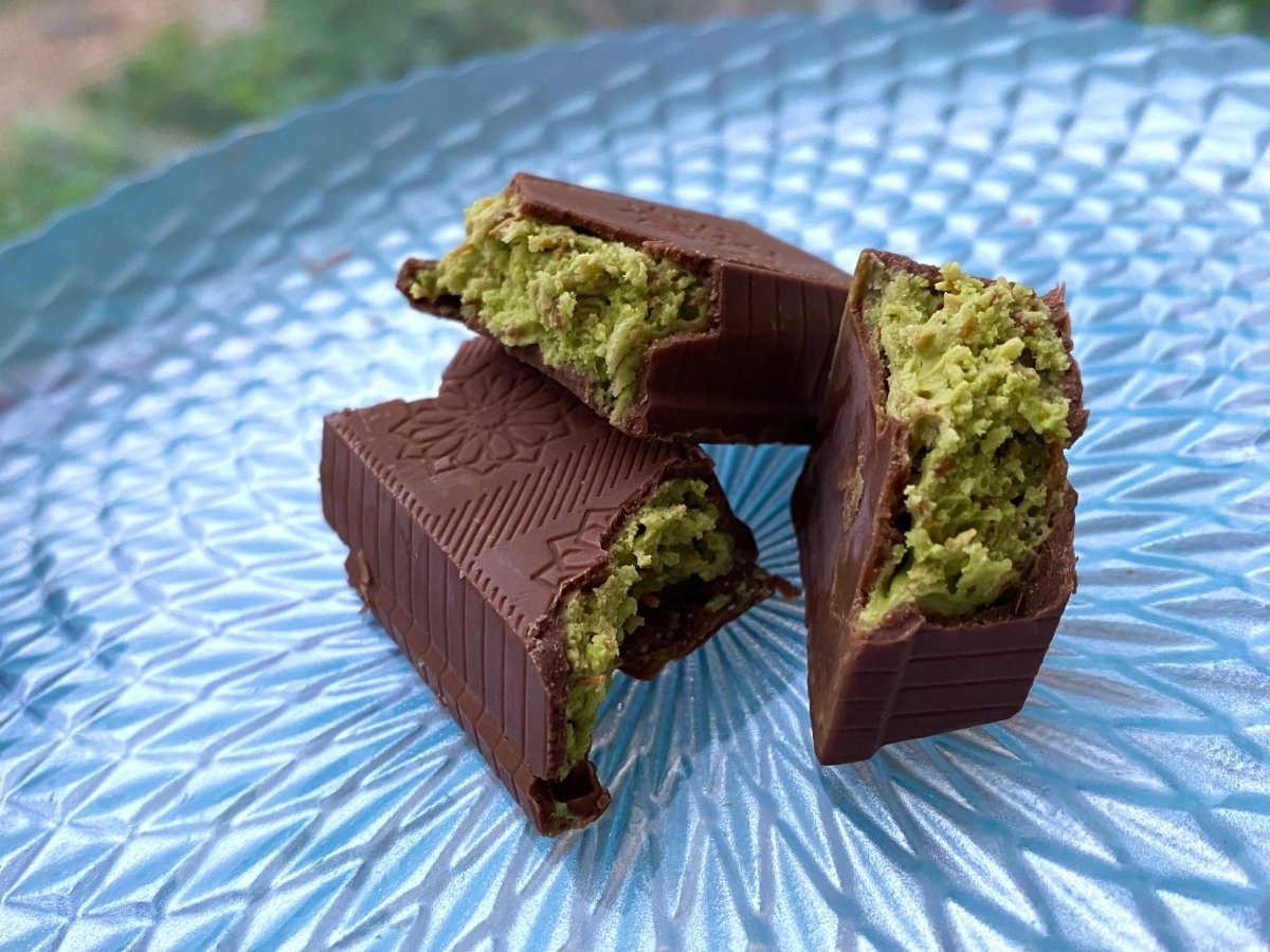 V - Gift Pistachio Praline Dubai Chocolate Bar – Crispy & Nutty Delight 37gr - TryAladdin