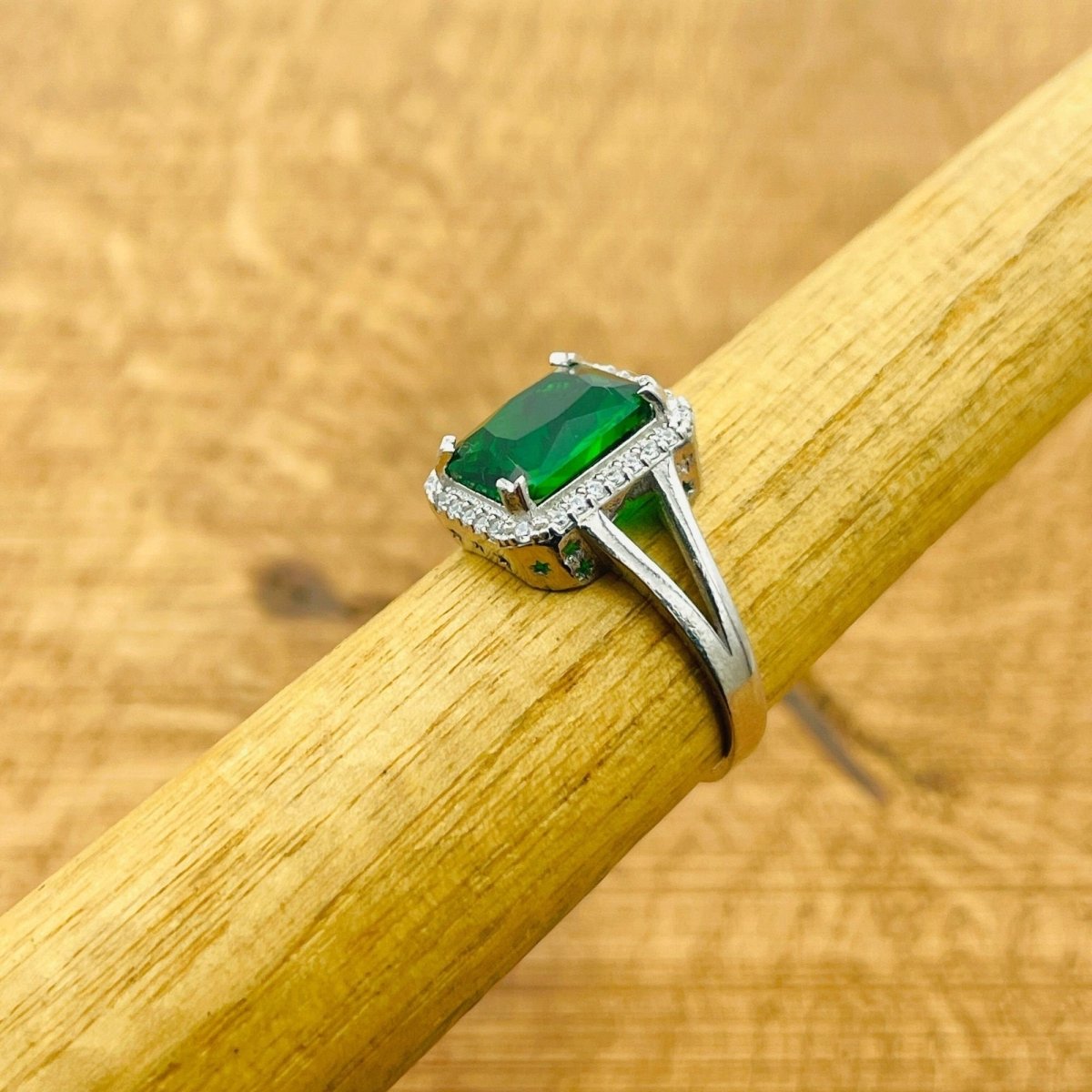 Women's Emerald Ring - TryAladdin